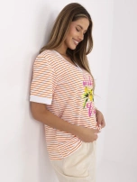Orange-weiße Sommerbluse mit V-Ausschnitt.