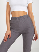 Hurt Fioletowe materiałowe spodnie w paski z kieszeniami