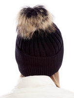 Schwarze gestreifte Mütze mit felligem Pompon.