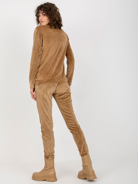 Hurtownia Camelowy damski komplet welurowy z dekoltem V