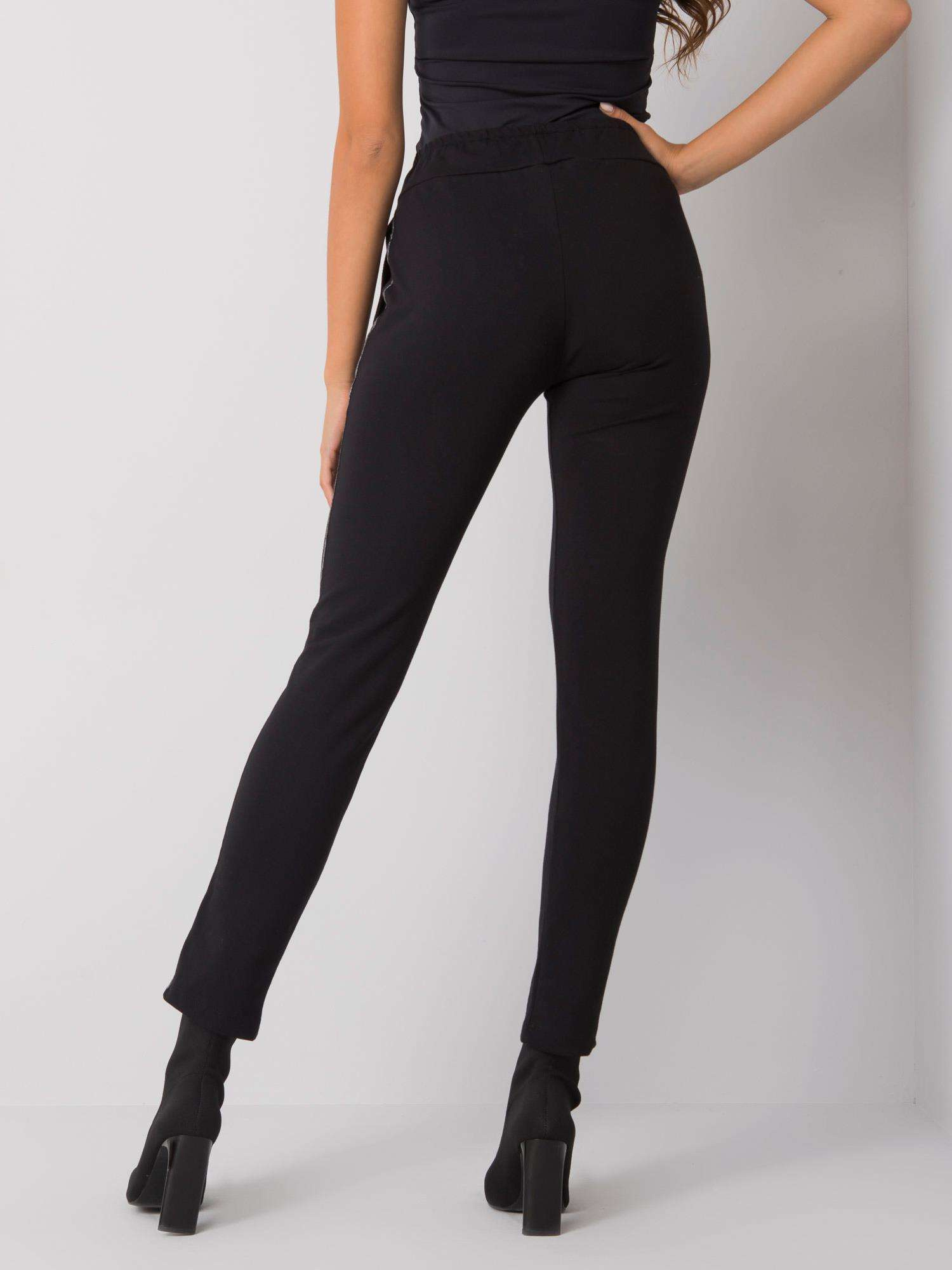 Črne trenirke skinny z lampasami Mannice.