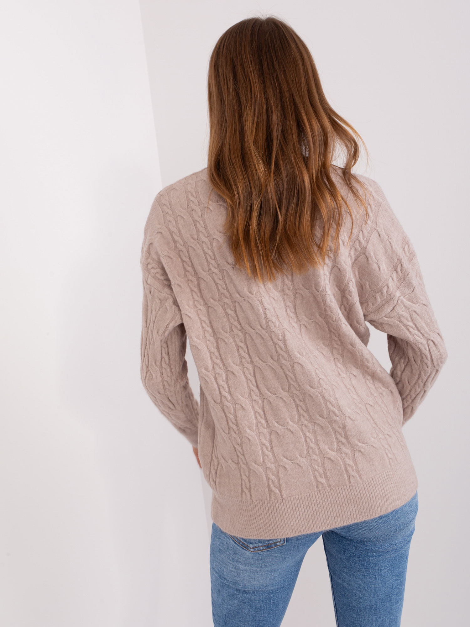 Beżowy sweter z warkoczami i okrągłym dekoltem