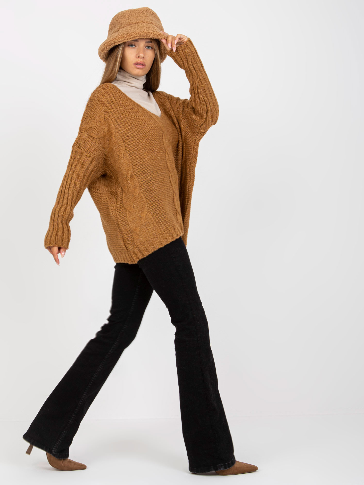 Camelowy sweter oversize z warkoczami OCH BELLA