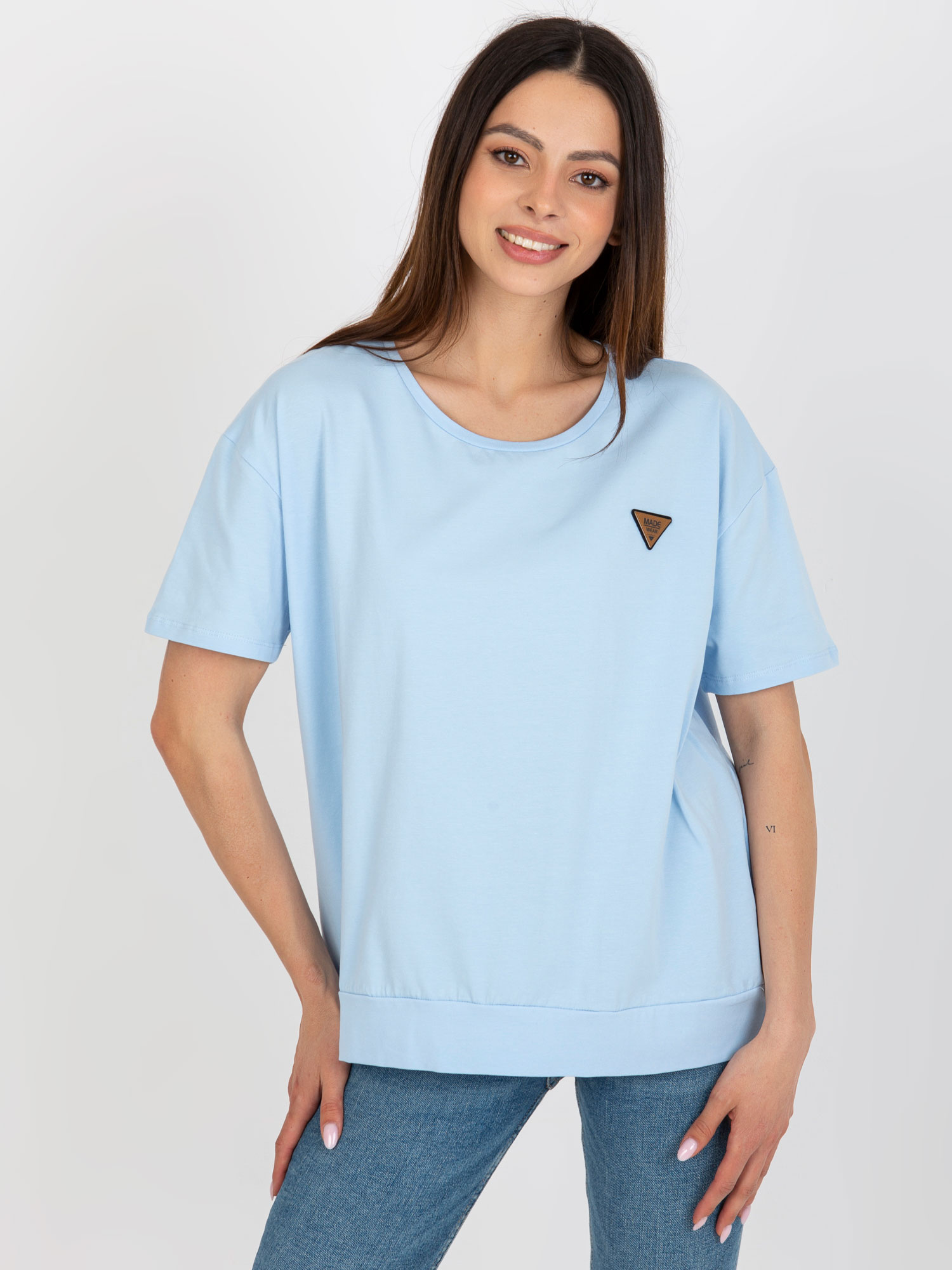 Jasnoniebieska bluzka oversize z naszywką