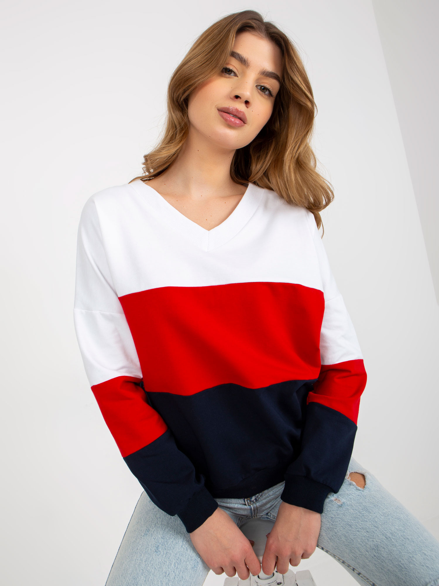 Biało-granatowa damska bluza basic z dekoltem V RUE PARIS