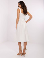 Biała rozkloszowana sukienka z rozcięciem  