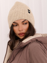 Béžová zimní čepice beanie s proužkem.