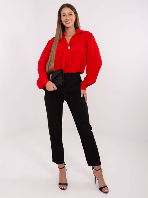 Czerwona elegancka bluzka z wiązaniem