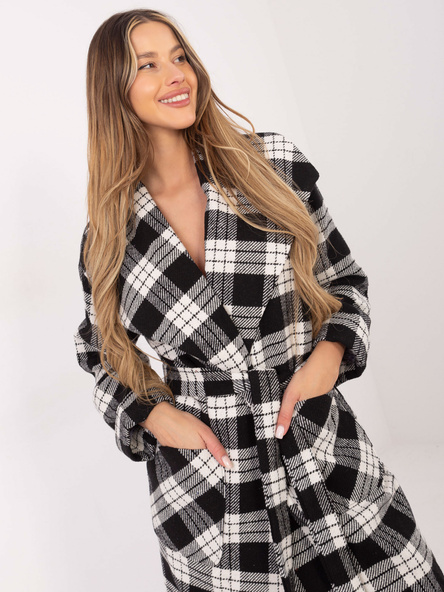 Czarno-biały długi płaszcz w kratę