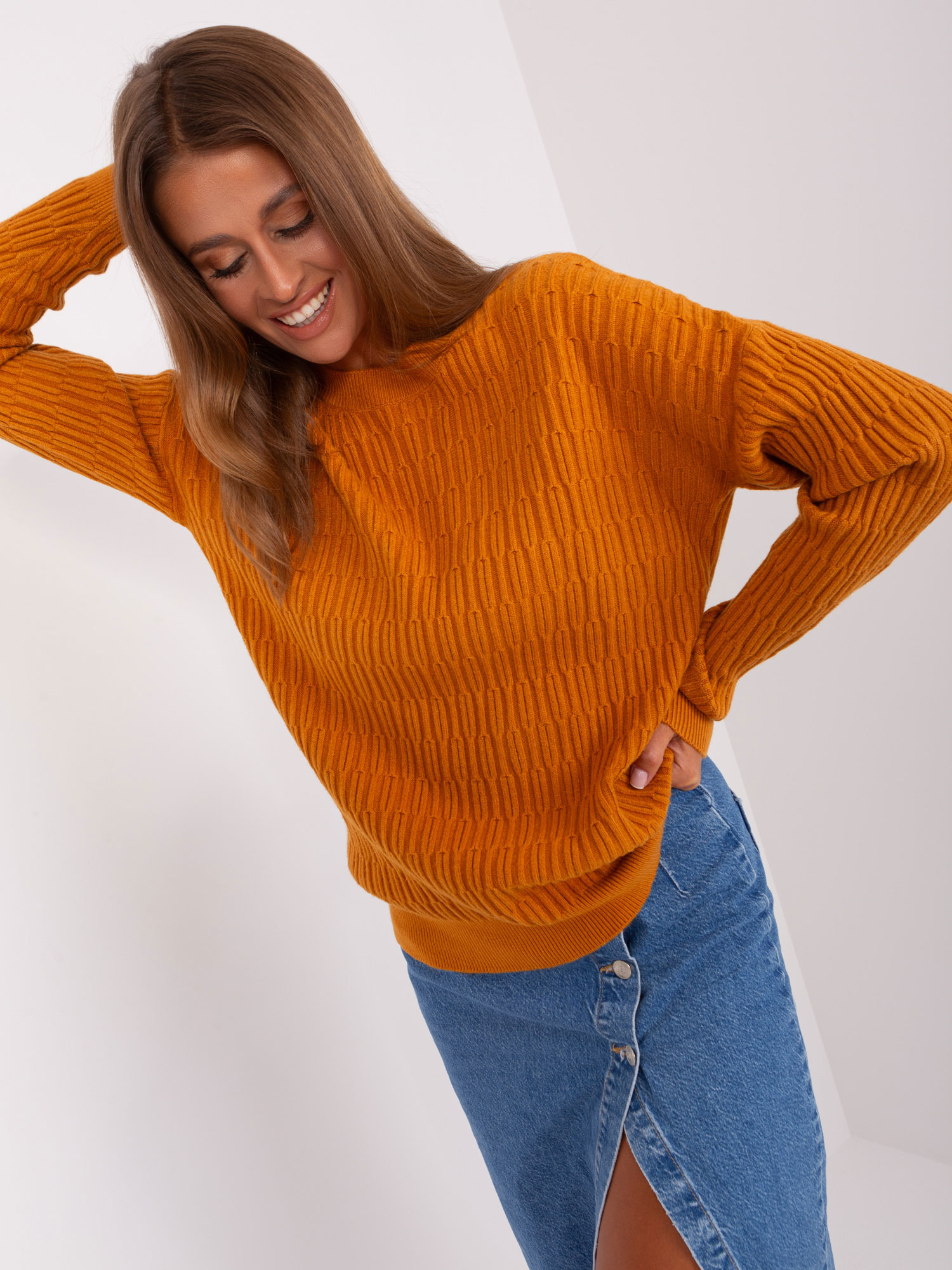 Jasnopomarańczowy sweter klasyczny z okrągłym dekoltem