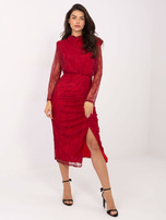 Raudona nėriniuota suknelė su įpjova.