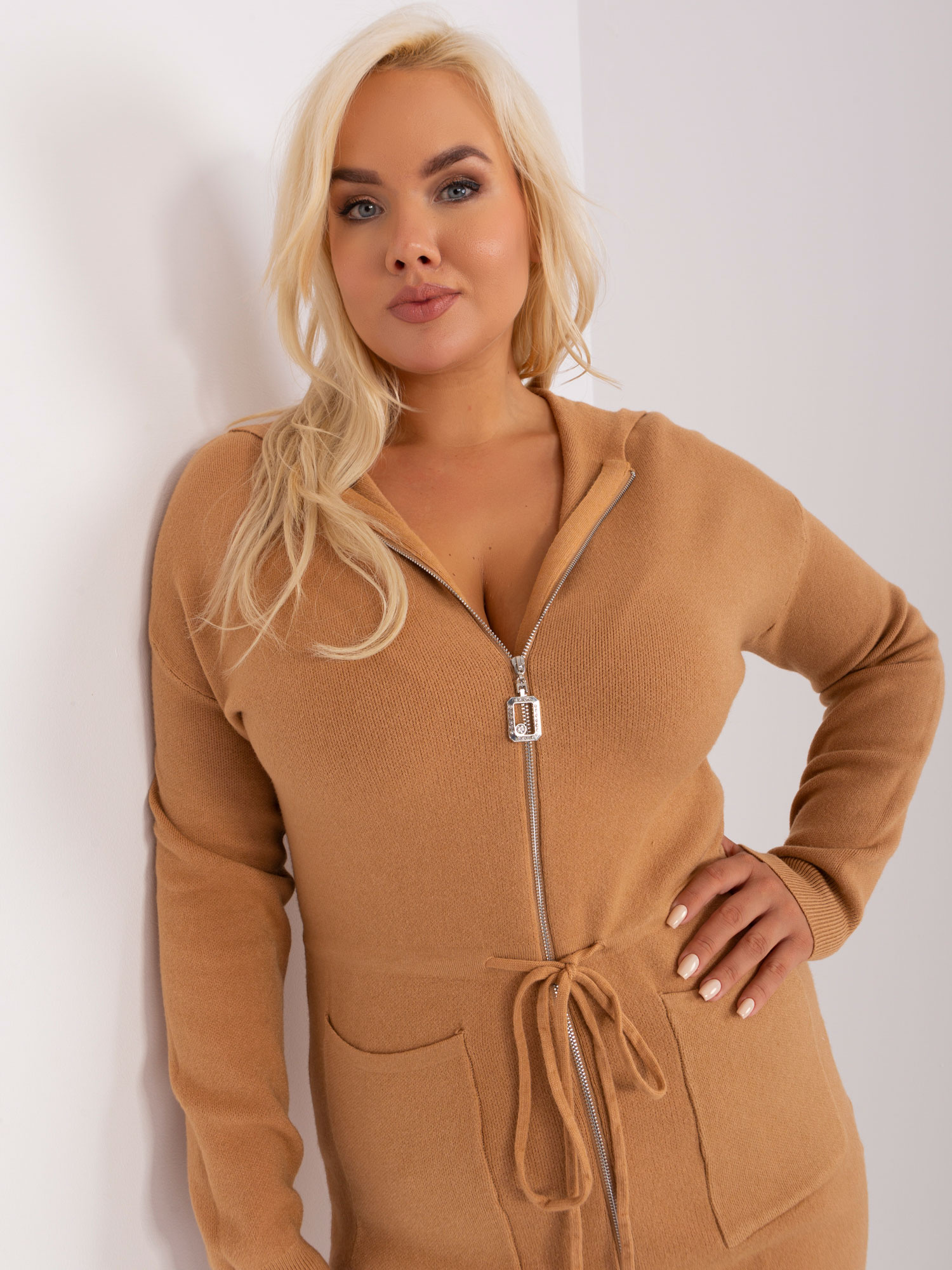 Camelowy rozpinany sweter plus size z kieszeniami