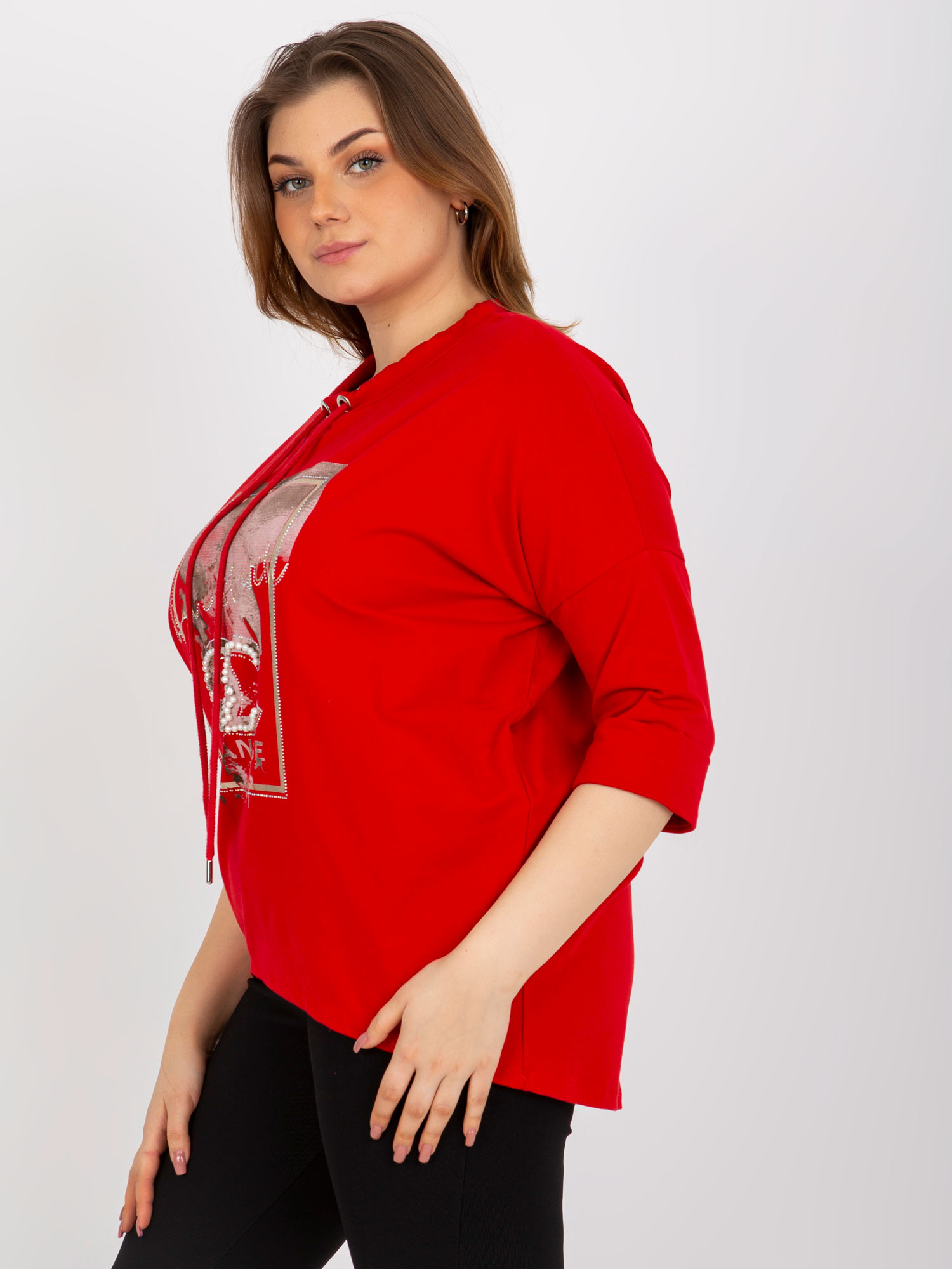 Czerwona bluzka plus size z perełkami i rękawem 3/4