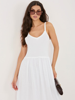 Weiße lange Sommerkleid.