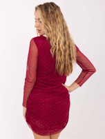 Burgundowa koktajlowa sukienka z lejącym dekoltem