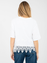 Biała bluzka oversize z koronkowym wykończeniem