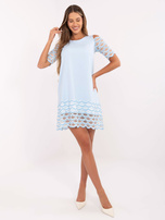 Hurt Jasnoniebieska sukienka koktajlowa z ażurowym zdobieniem