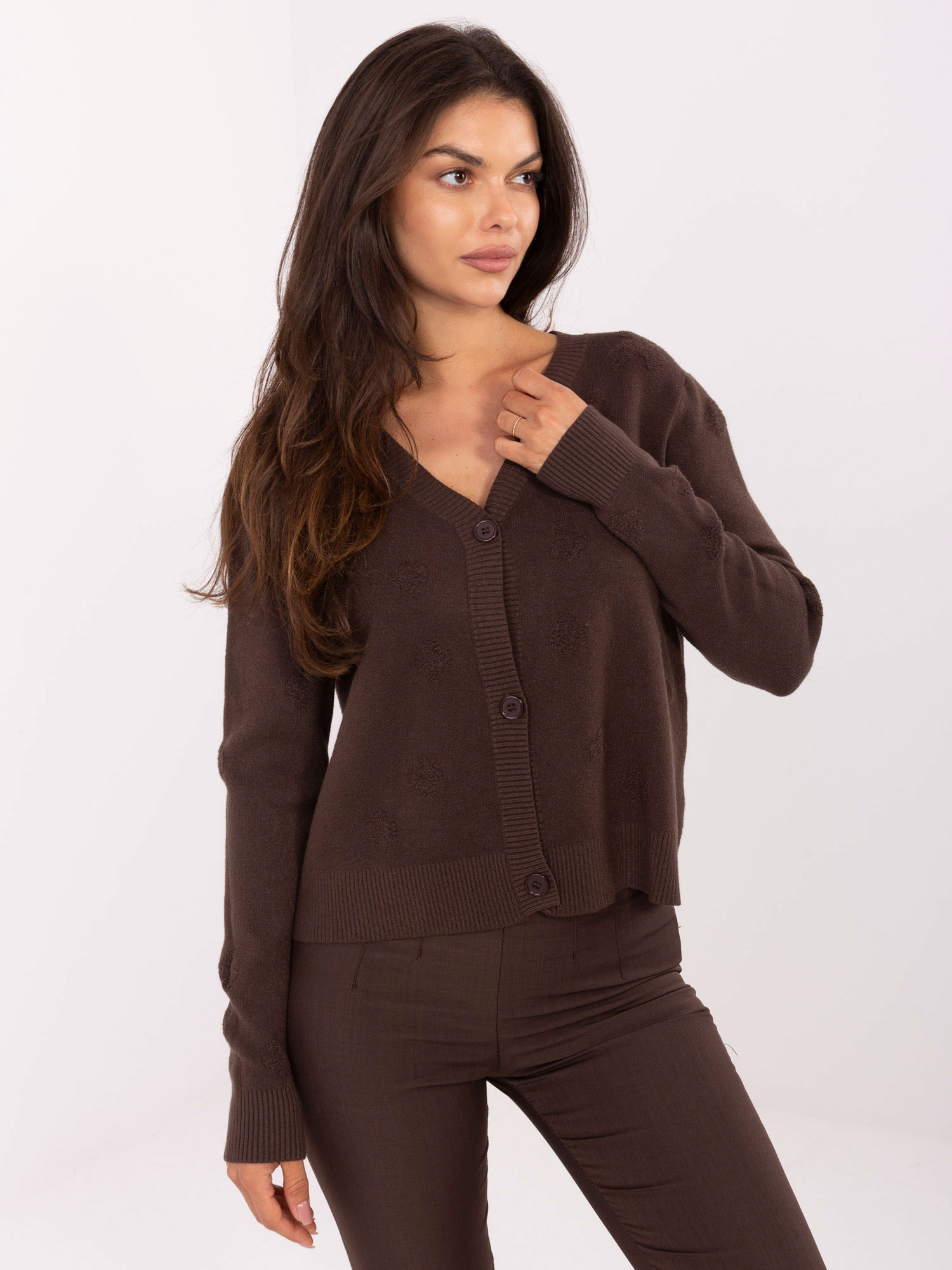 Dunkelbrauner, offenbarer Pullover mit V-Ausschnitt.