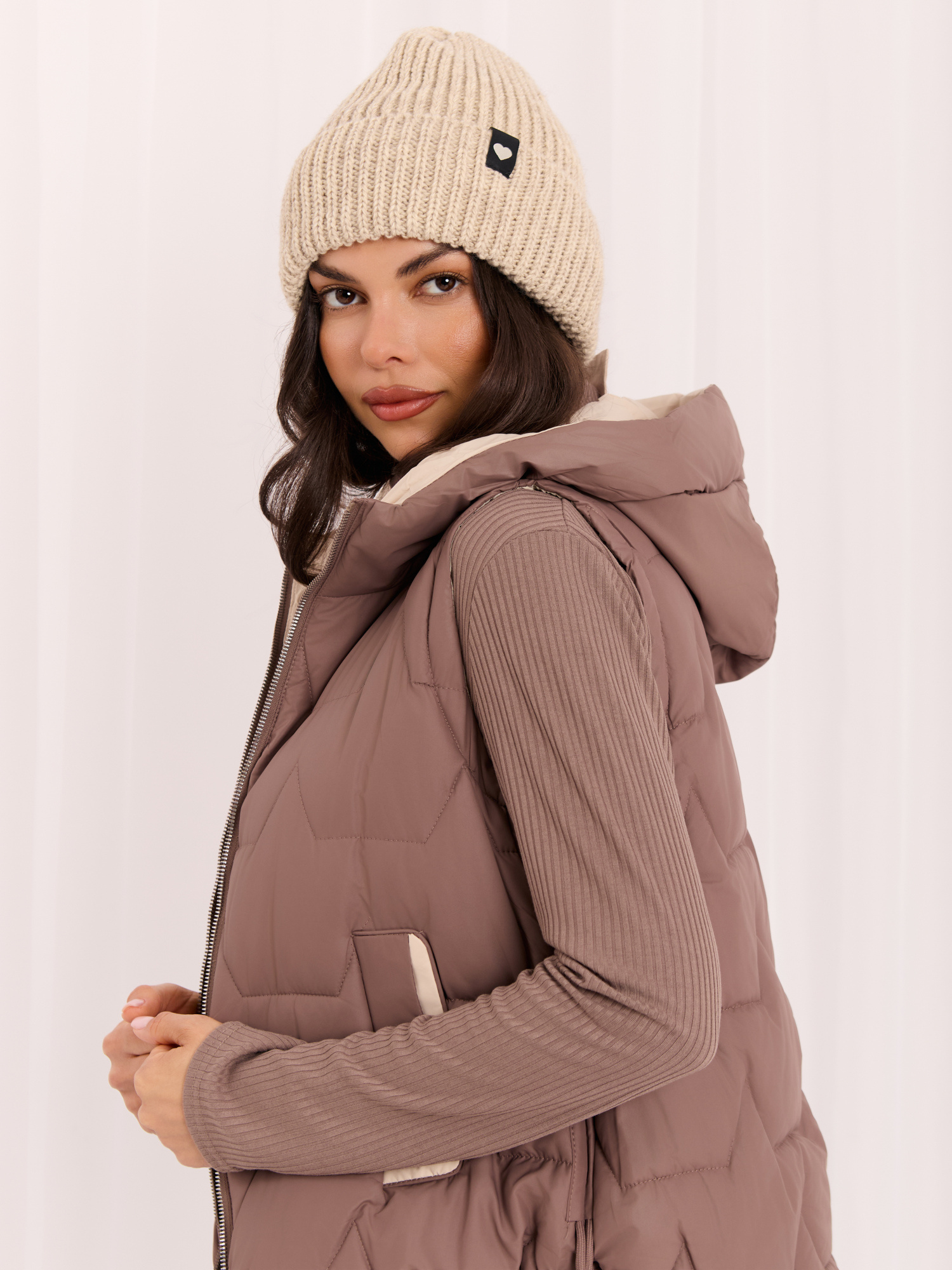 Béžová zimní čepice beanie s proužkem.