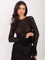 Schwarze Bluse mit ausgestellten Ärmeln.