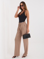 Ciemnobeżowe dresowe spodnie z zakładkami RUE PARIS  