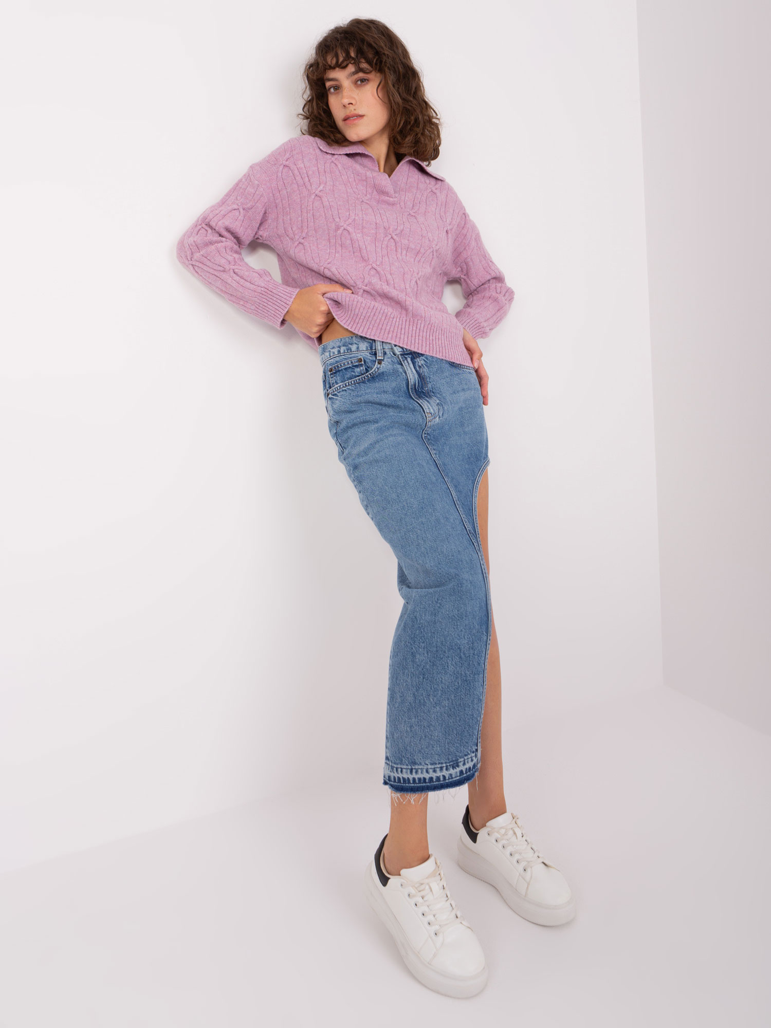 Jasnofioletowy dzianinowy sweter w warkocze