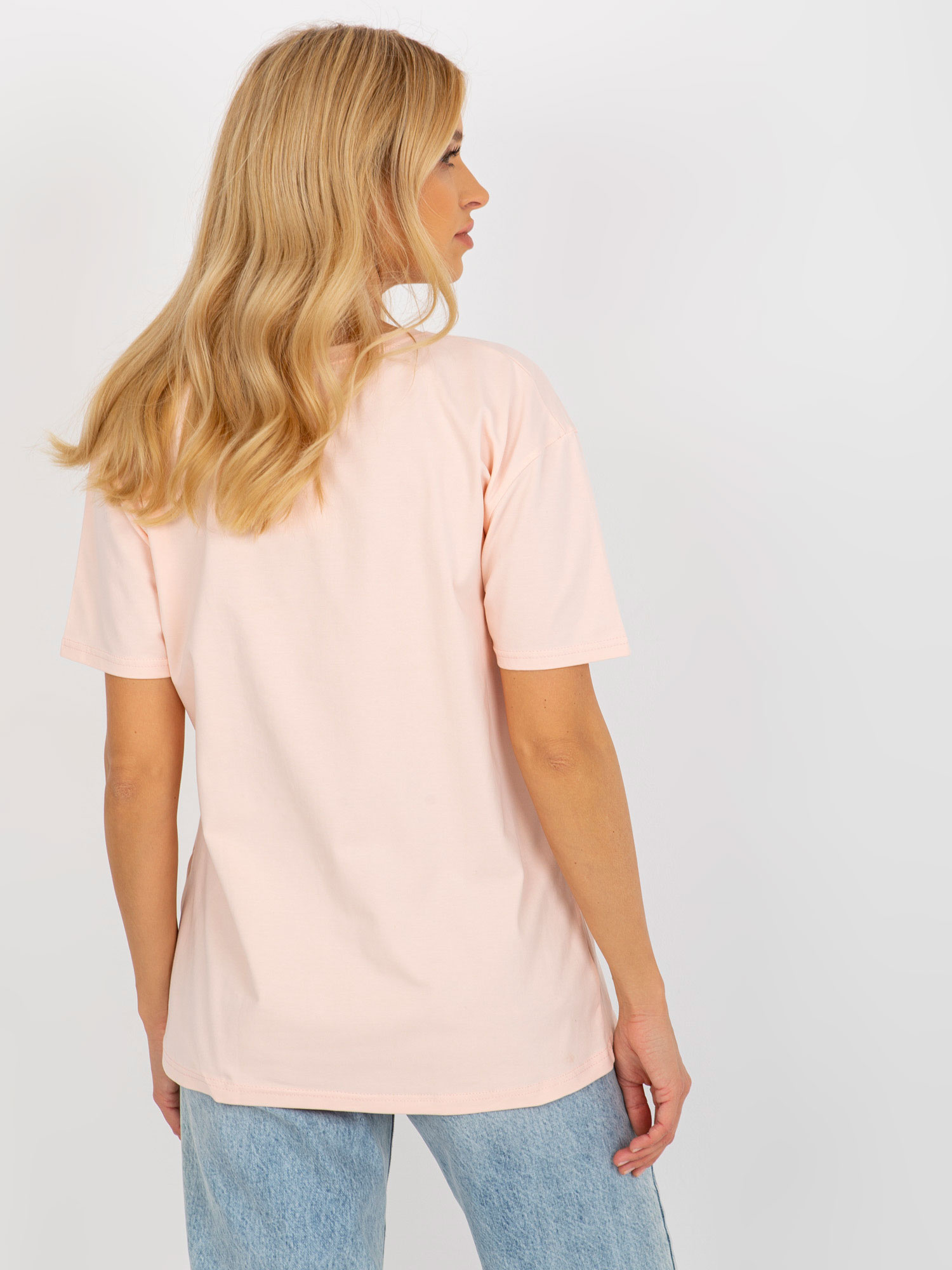 Jasnobrzoskwiniowy damski luźny t-shirt z nadrukiem