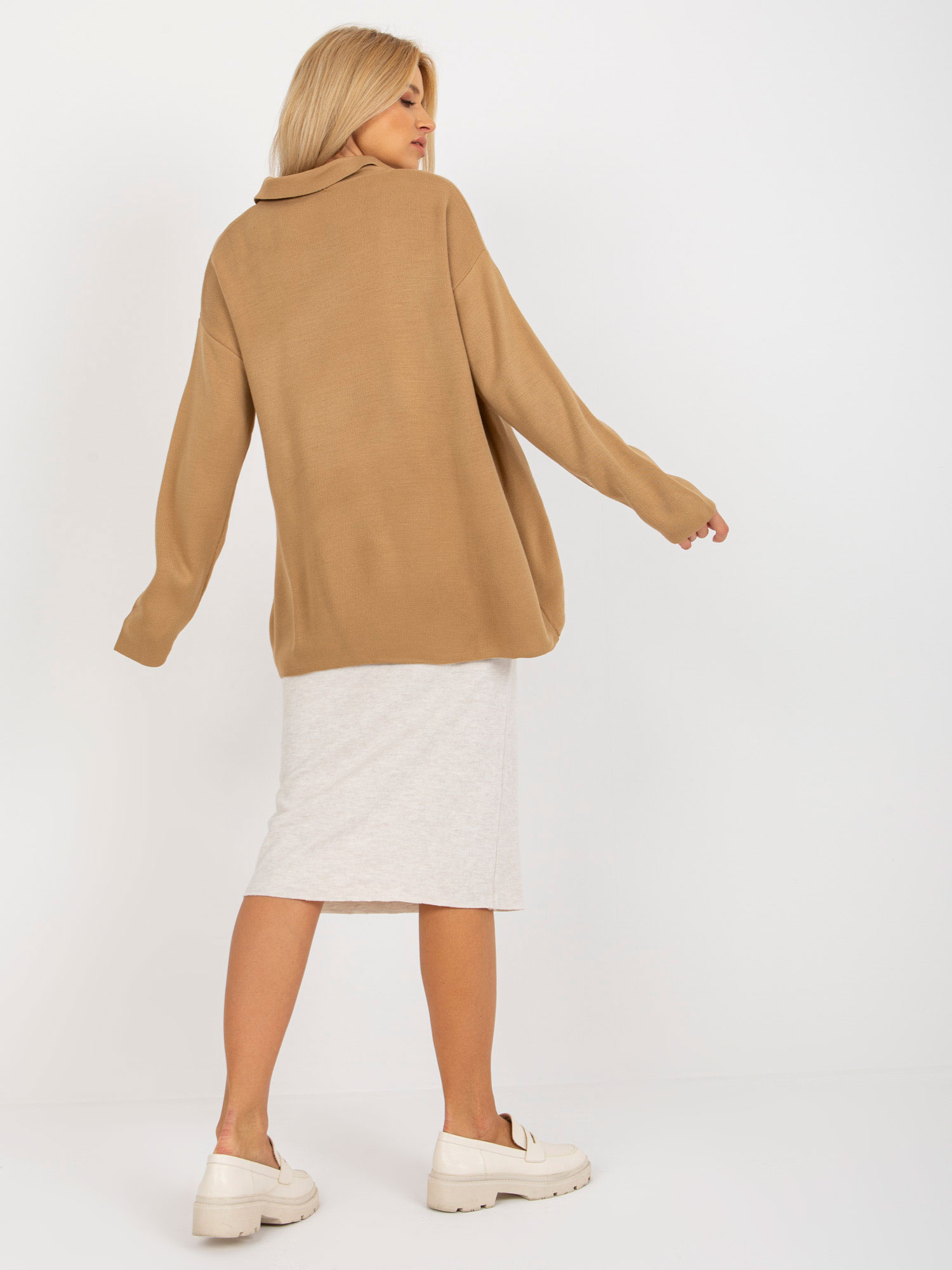 Camelowy damski sweter oversize z kołnierzykiem RUE PARIS