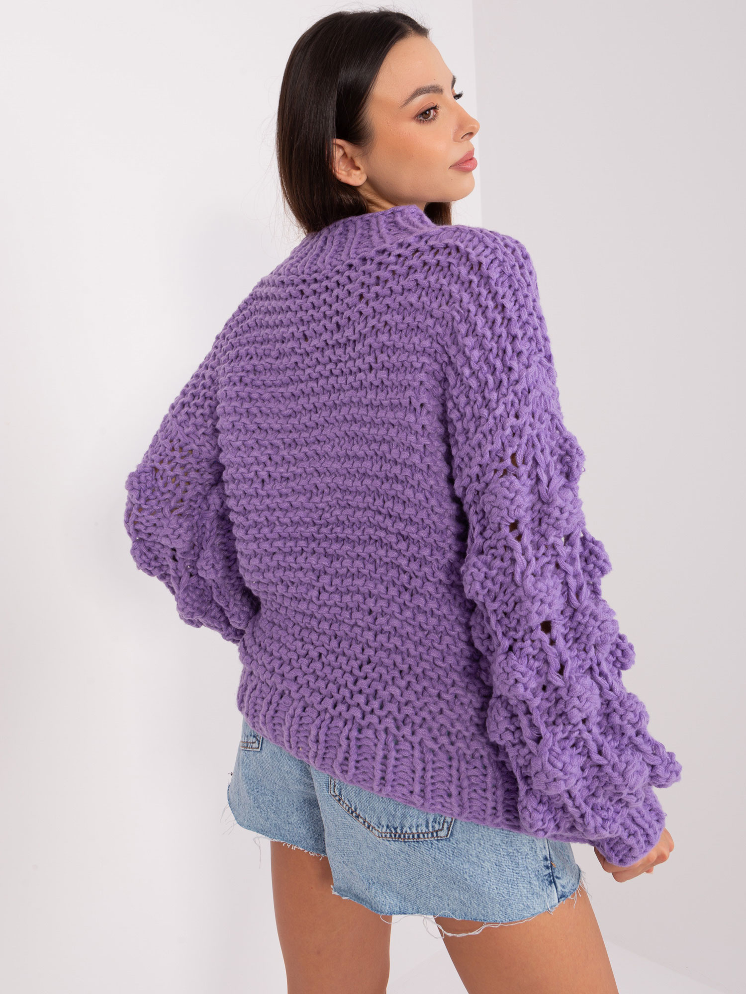 Fioletowy sweter oversize z bufiastym rękawem