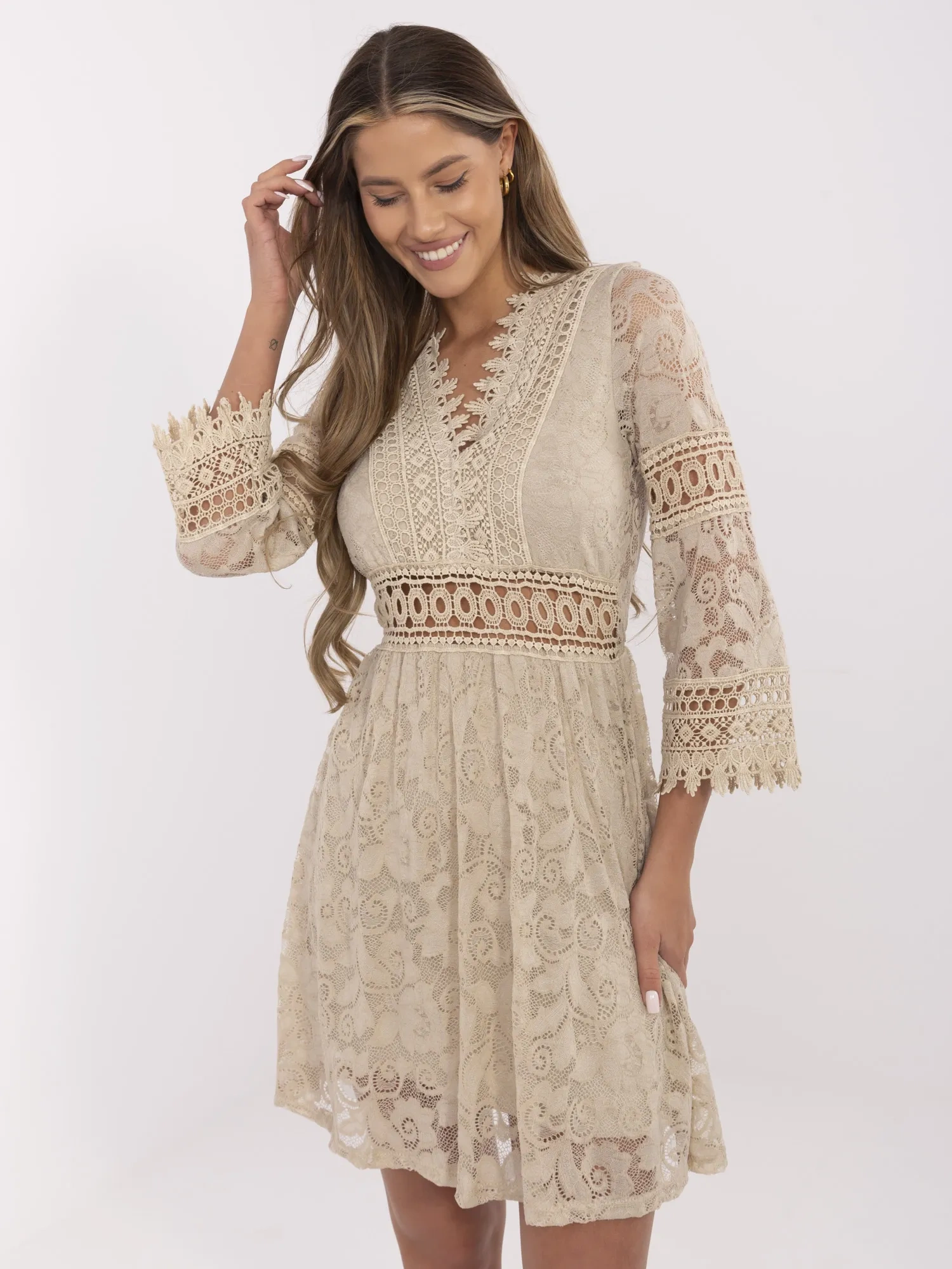 Beige Boho-Kleid mit Futter aus Viskose.