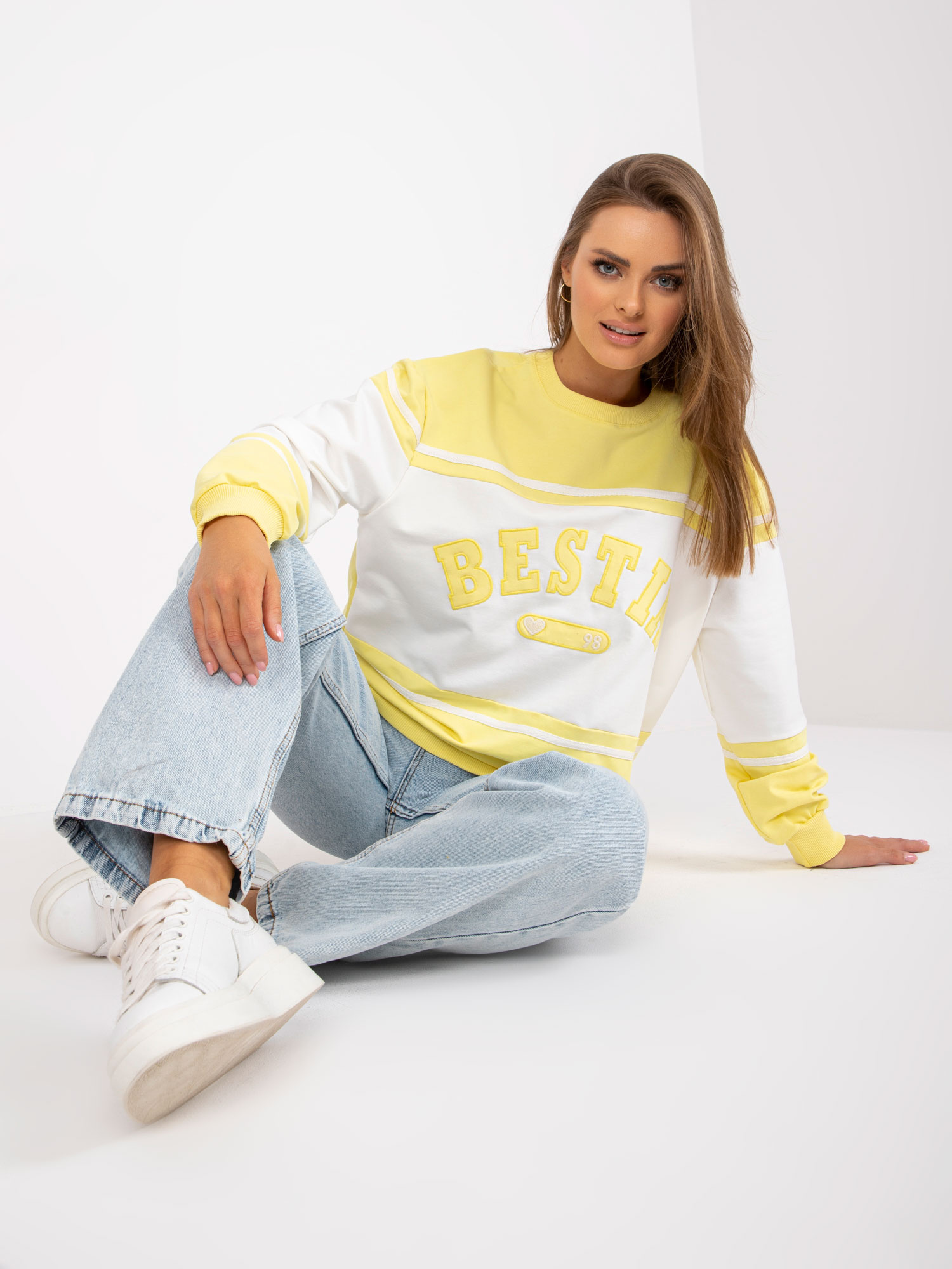 Żółto-biała dresowa bluza bez kaptura z naszywkami