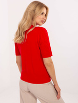 Roter Pullover mit kurzen Ärmeln.