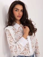 Biała koszula z poduszkami na ramionach