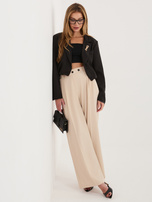 Czarna jednorzędowa marynarka z broszką