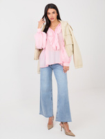 Jasnoróżowa damska bluzka z bufiastymi rękawami 