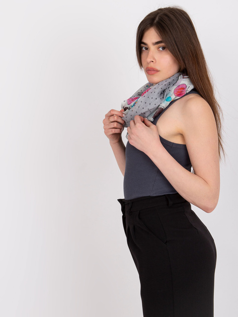 Biało-szara chusta z printem