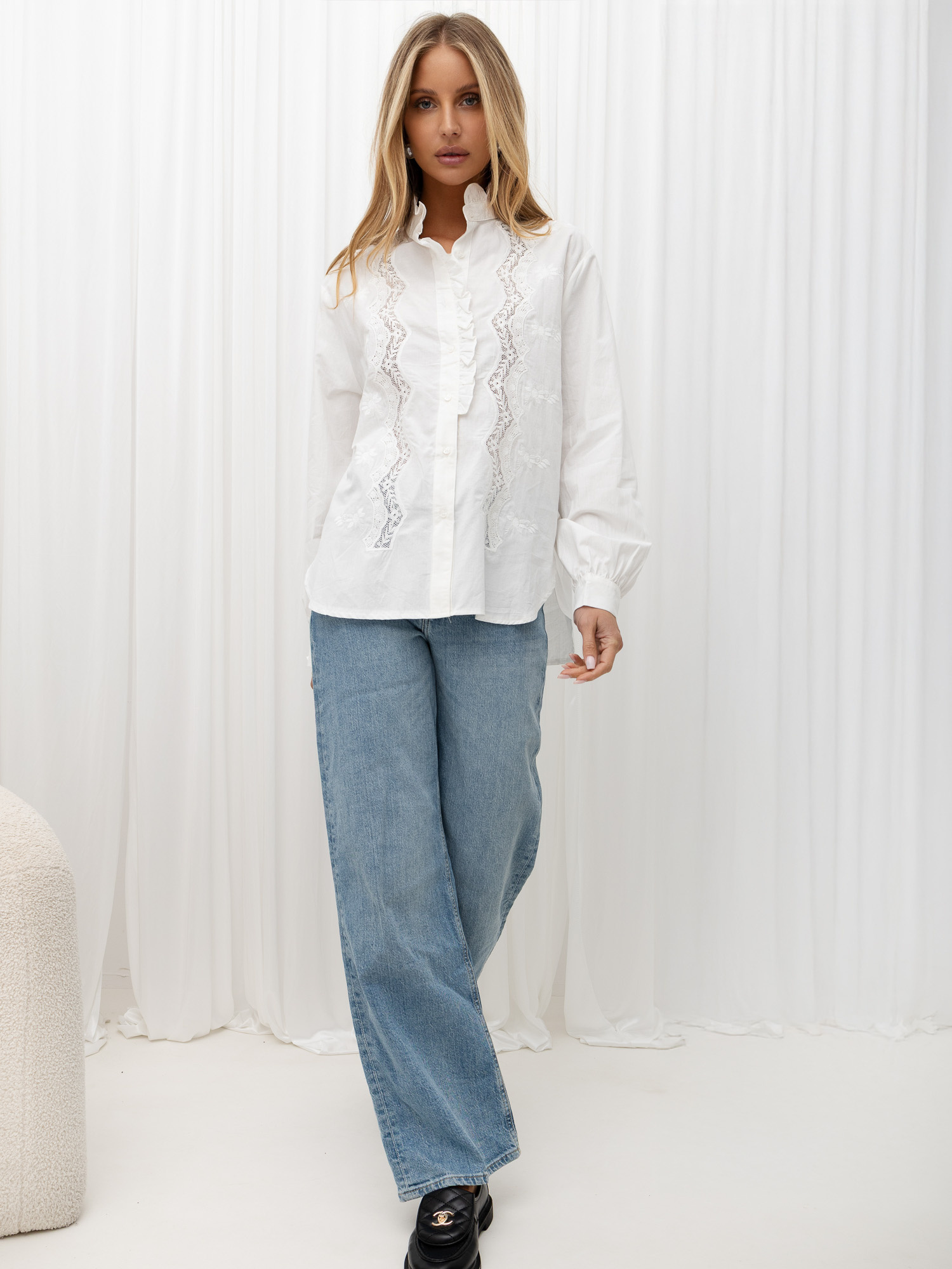 White cotton boho shirt with a collar.