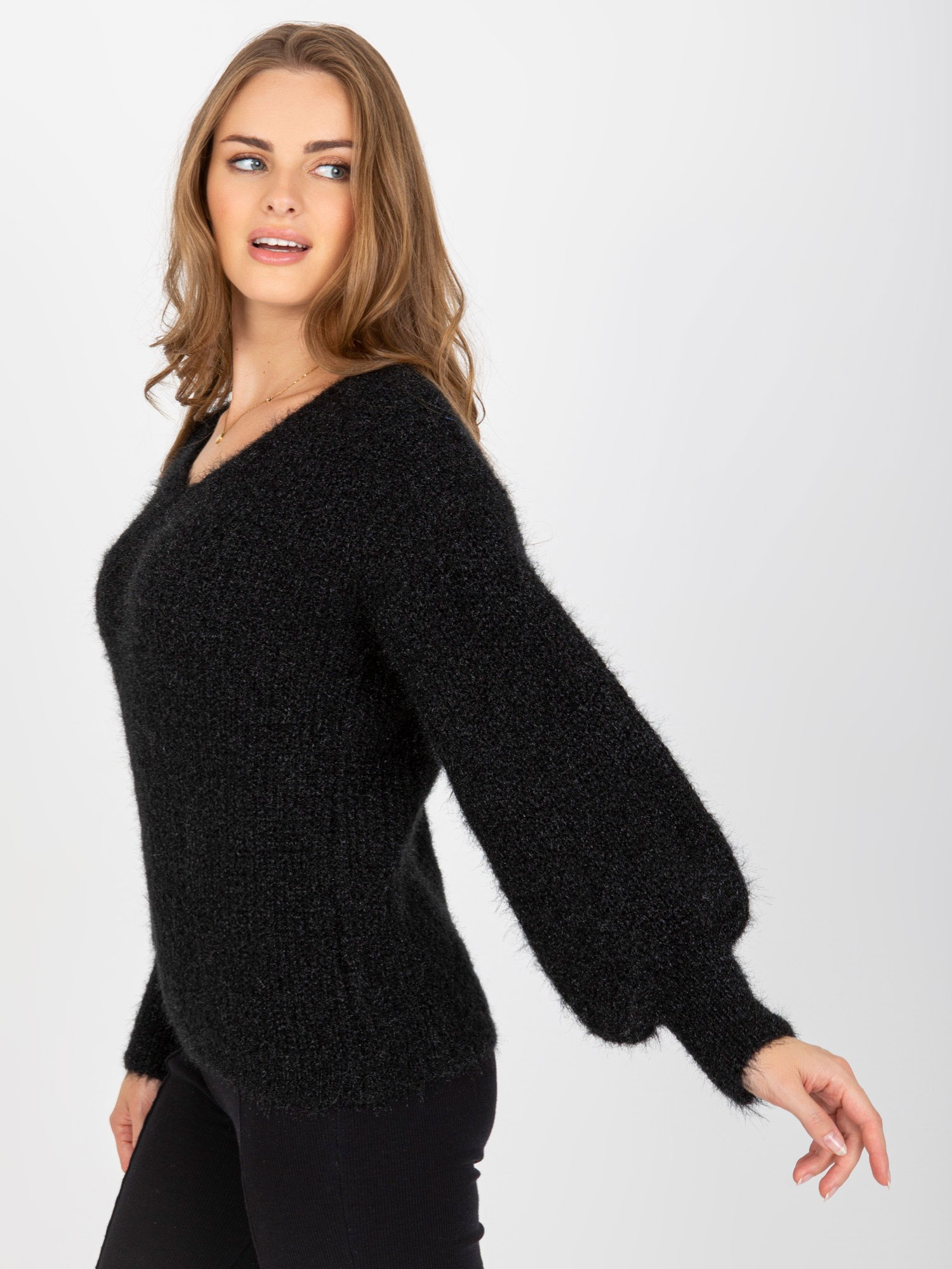 Czarny fluffy sweter klasyczny z wełną OCH BELLA