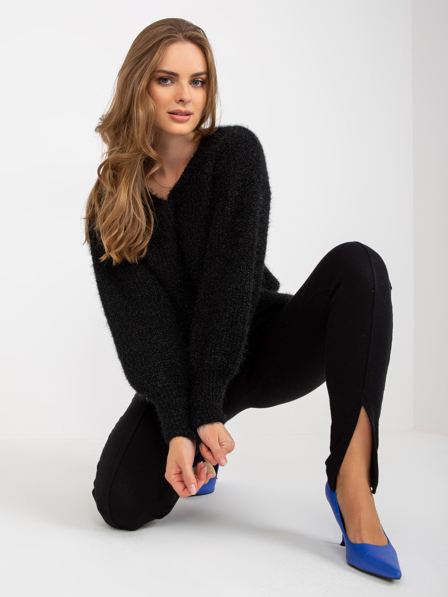 Czarny fluffy sweter klasyczny z wełną OCH BELLA