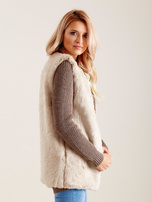 Beige flauschige Weste.