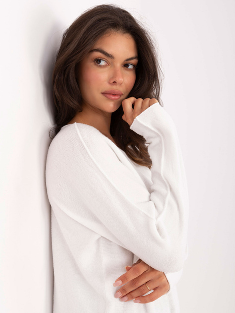 Biały damski sweter z wiskozą