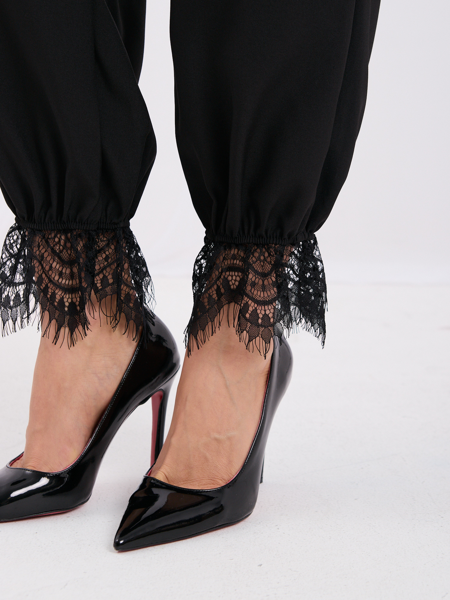 Schwarze elegante Hosen mit Spitze unten.