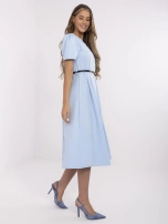 Himmelblaues, ausgestelltes Kleid für eine Hochzeit.
