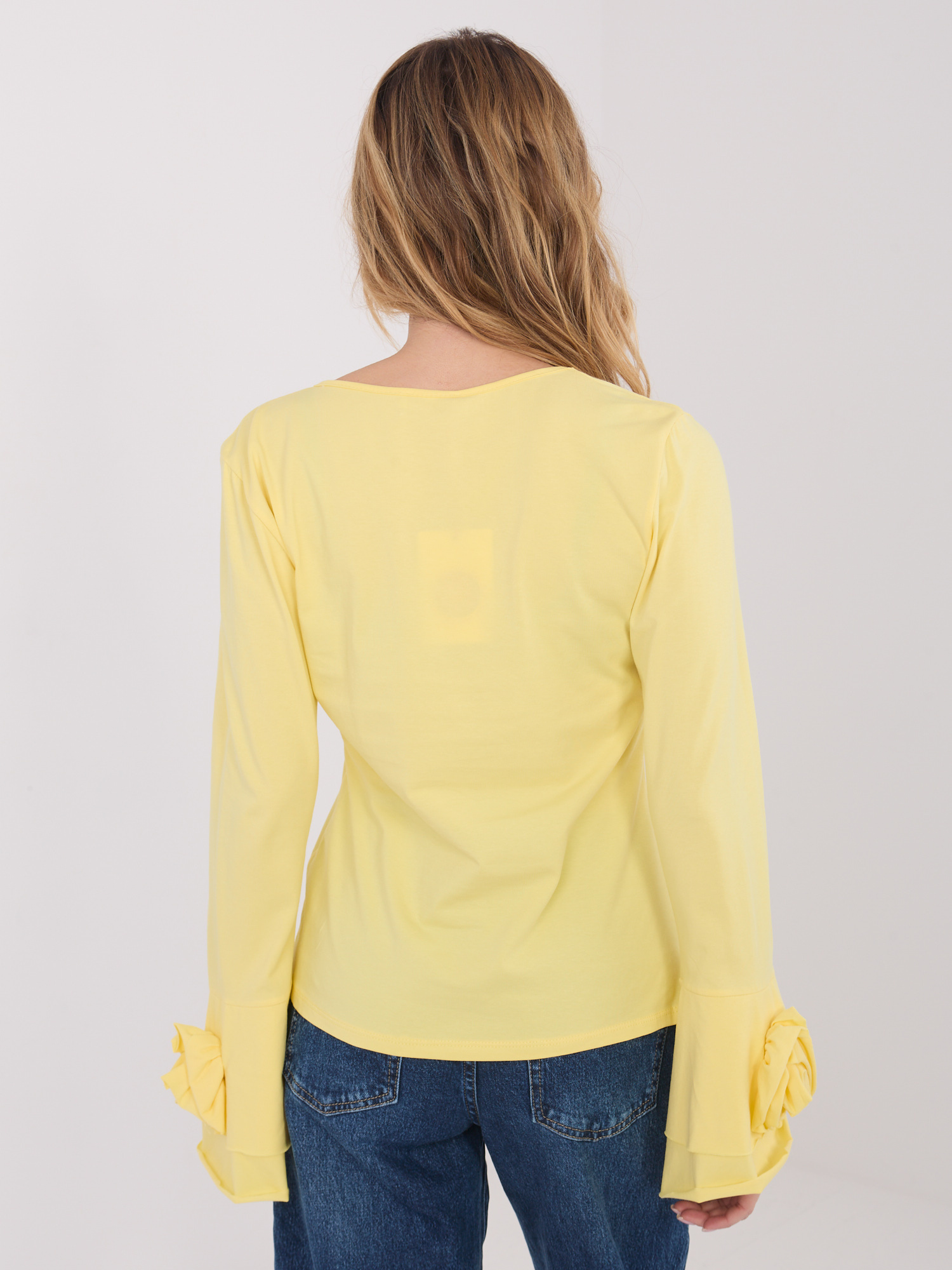 Světlě žlutá blůza s rukávem typu zvon.