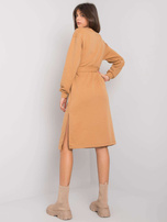 Camelowa sukienka dresowa z paskiem Longview RUE PARIS