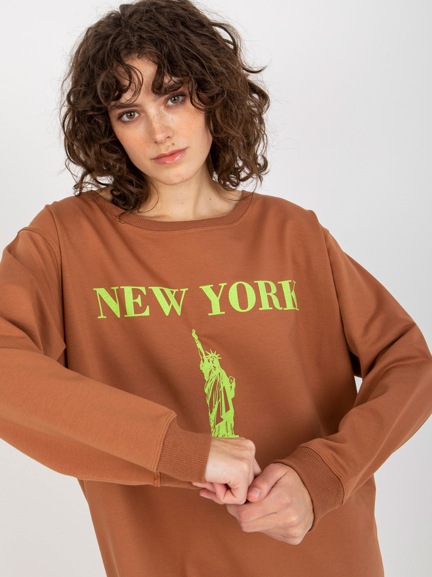Jasnobrązowo-zielona długa bluza oversize z nadrukiem