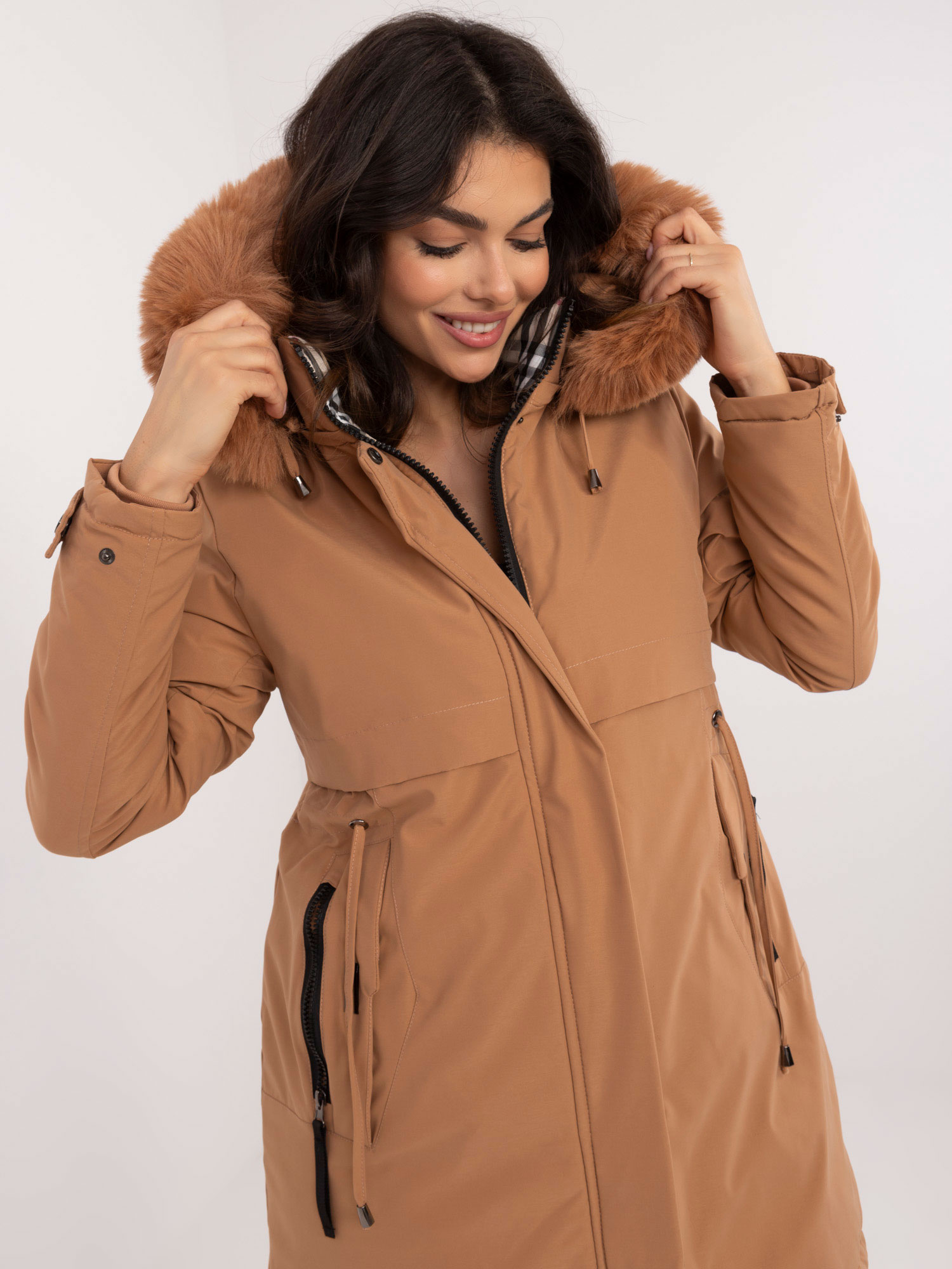 Hurtownia Camelowa zimowa kurtka parka z futerkiem