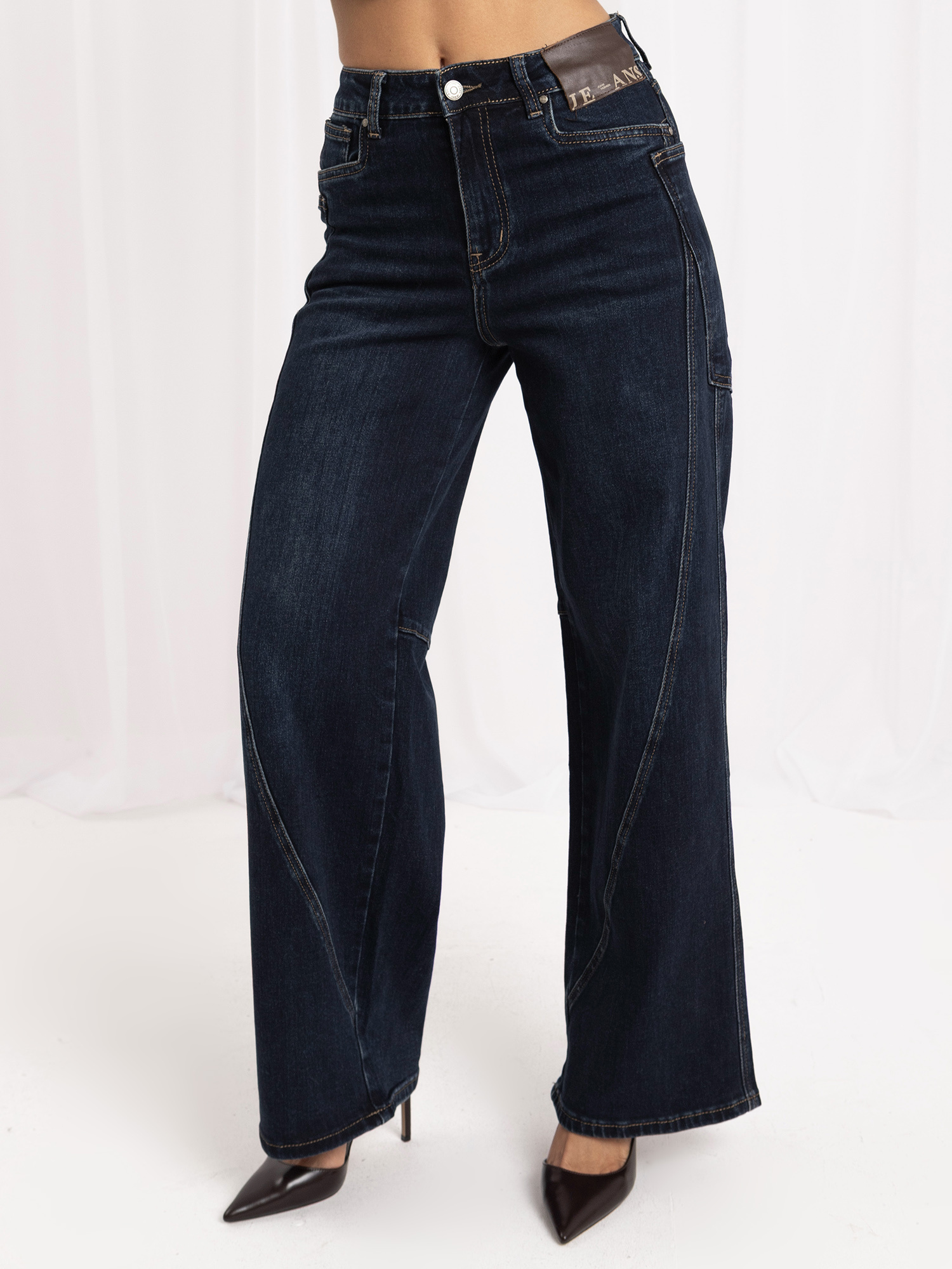 Granatowe jeansy wide leg z geometrycznymi przeszyciami
