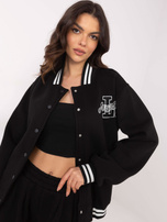 Hurtownia Czarna dresowa bluza bomberka z haftem