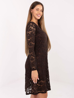 Brązowa koronkowa sukienka z dekoltem na plecach 